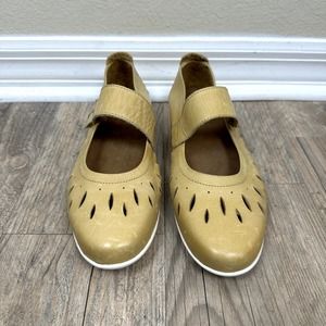 Taos Women's 10-10.5 EU 41 Close Toe Cut Out Sandals Shoes